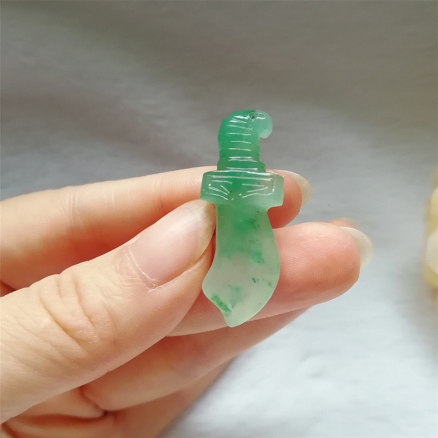 天然独龙玉平安宝剑吊坠