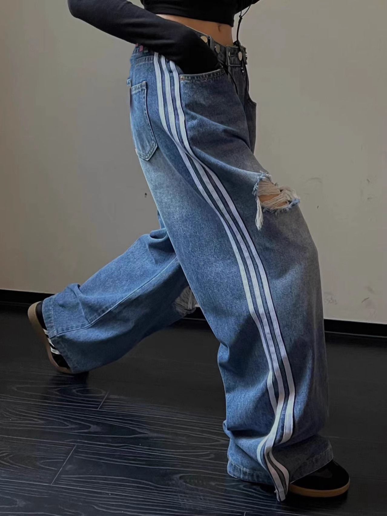 MICOCO!调节扣侧三条杠破洞宽松直筒阔腿牛仔裤