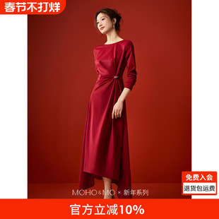 沫晗依美新年战袍2026春新款圆领弹力修身不对称下摆长款连衣裙女