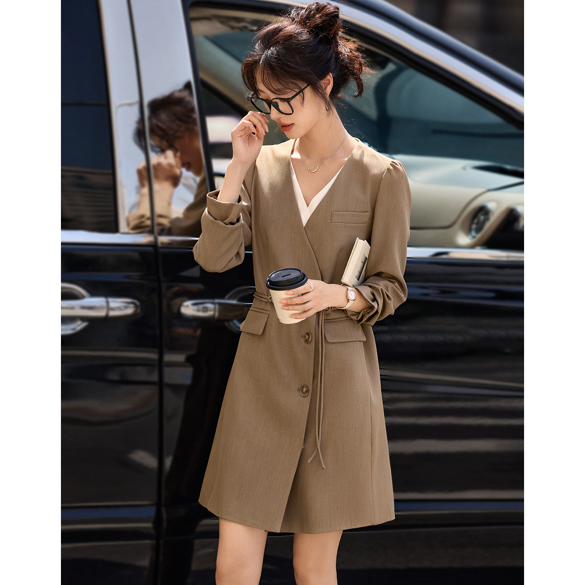 沫晗依美拼接V领泡泡袖收腰显瘦连衣裙2026春季新款气质西装裙女