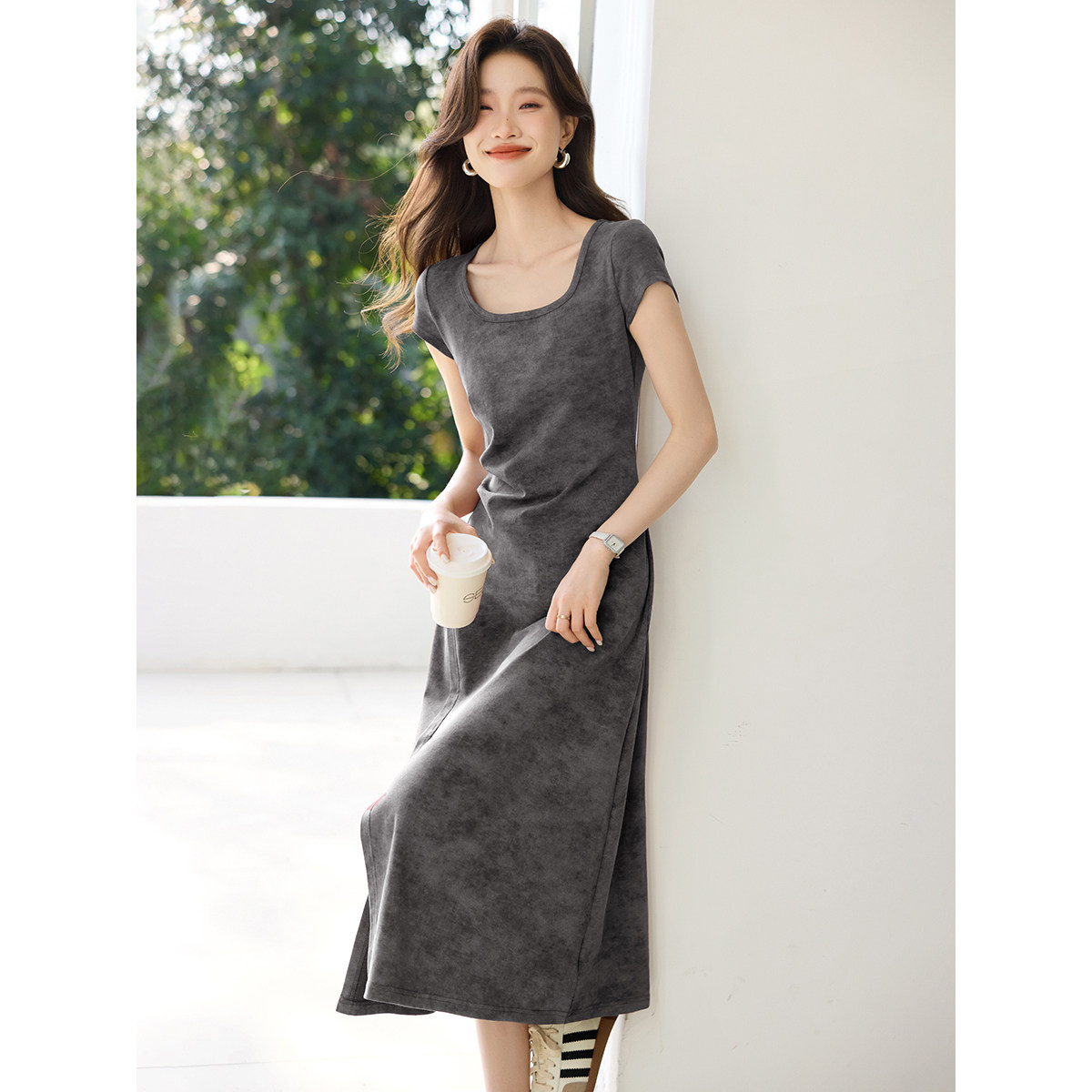 沫晗依美休闲U领褶皱侧开叉显白T恤裙2026夏季新款设计感连衣裙女