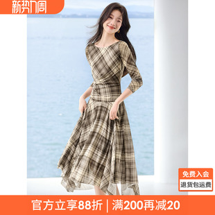 沫晗依美2026春新款 连衣裙 复古格纹一字领收腰显瘦不规则下摆长袖