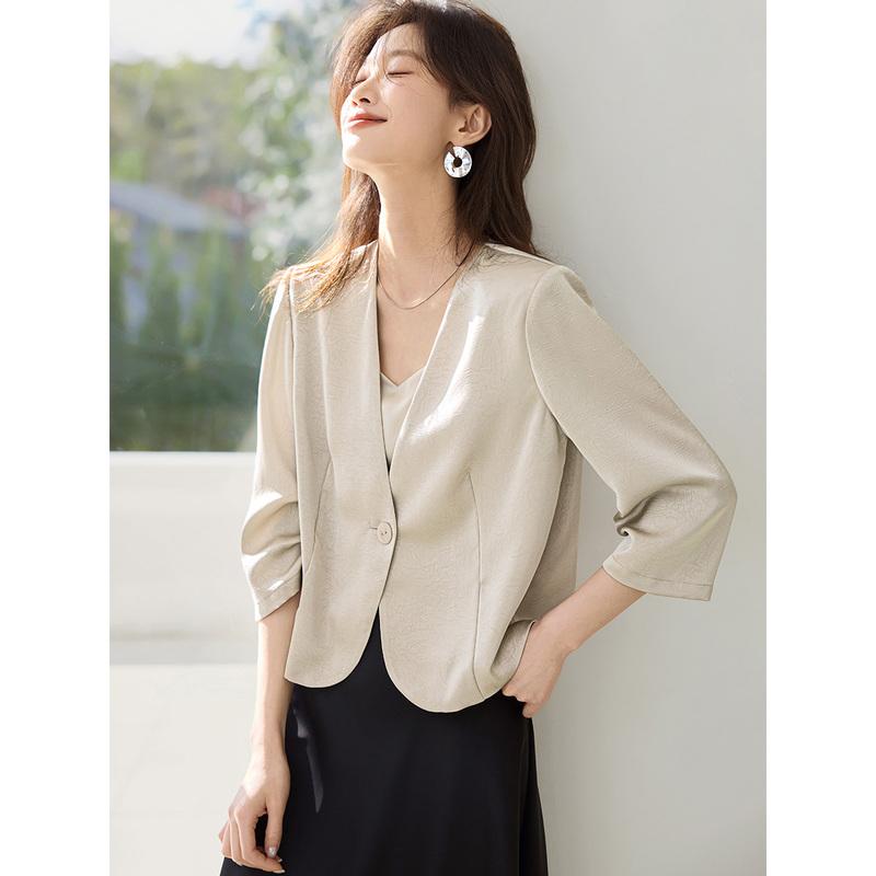 沫晗依美气质简约通勤微皱缎面七分袖无领外套2025春夏新款女西装