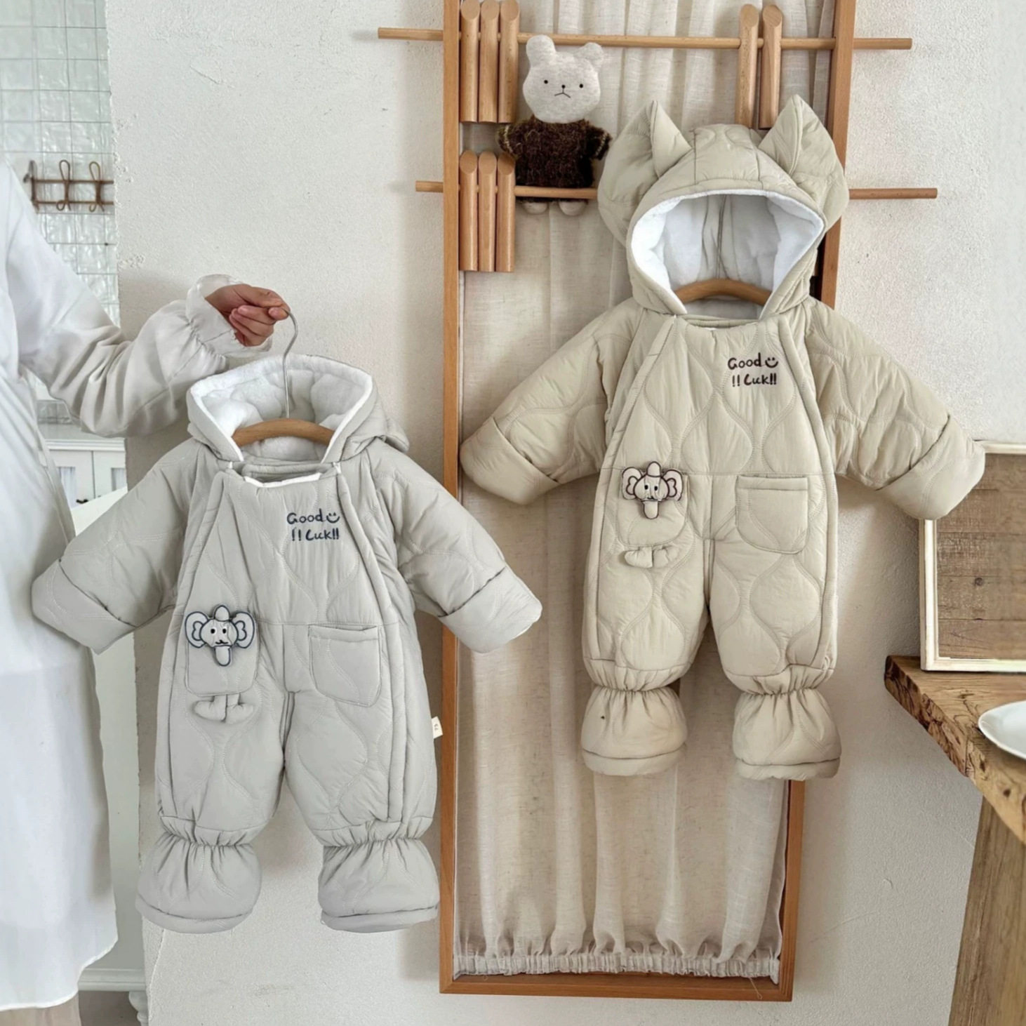 2026年新款婴儿连体衣秋冬衣服宝宝夹棉爬服加厚棉服外出哈衣