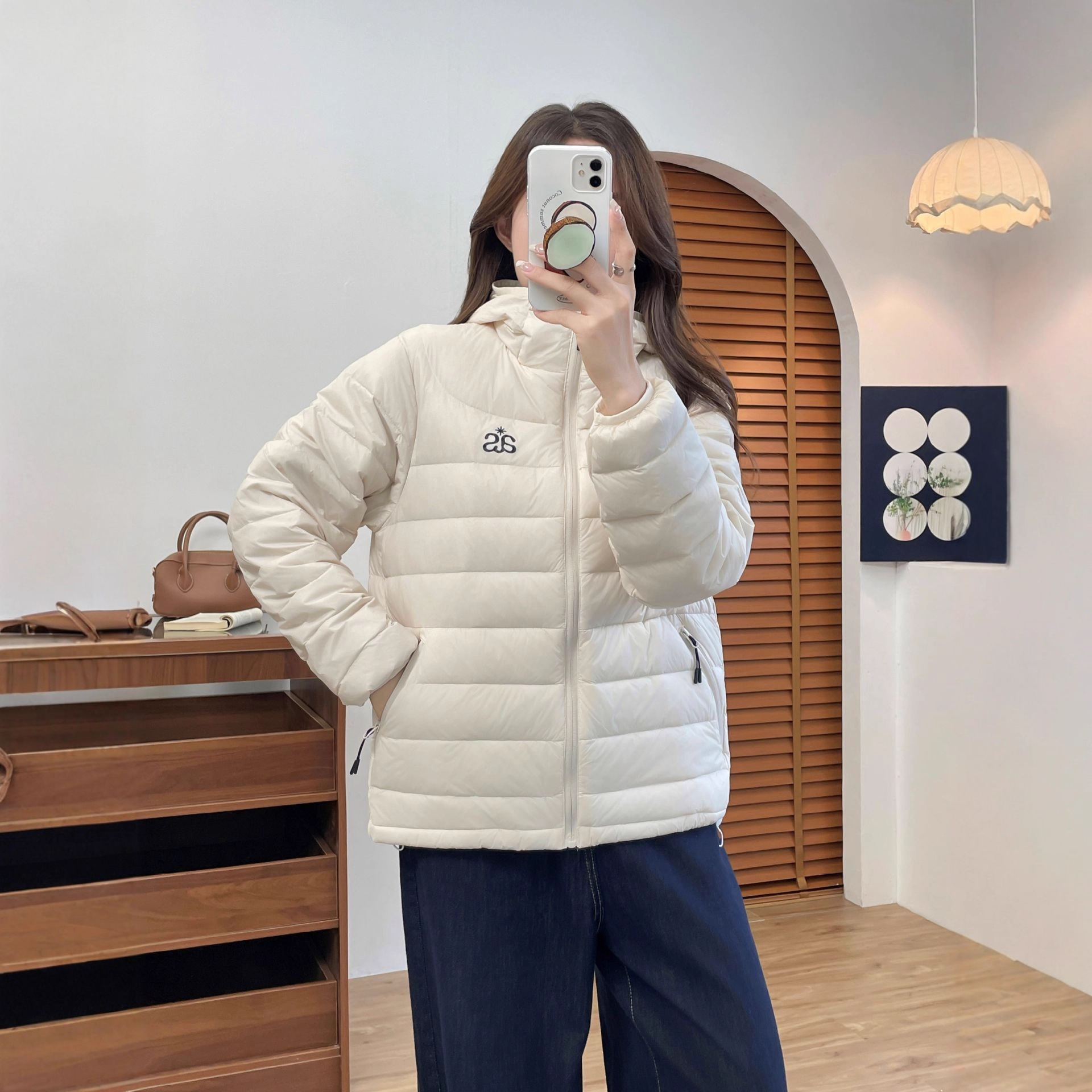 现货情侣潮牌排骨羽绒服2025年新款短款冬季白色轻薄连帽男女休闲