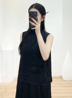 现货MS同源2025秋季黑色褶皱缎面中式斜襟盘扣马甲女