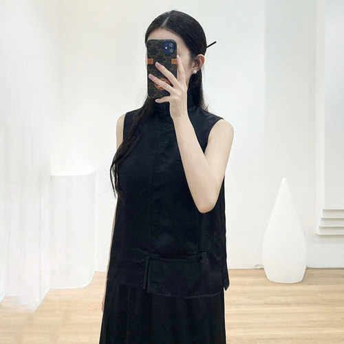 现货MS同源2025秋季黑色褶皱缎面中式斜襟盘扣马甲女