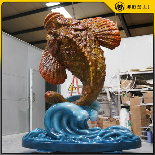 大型玻璃钢仿真石头鱼雕塑定制
