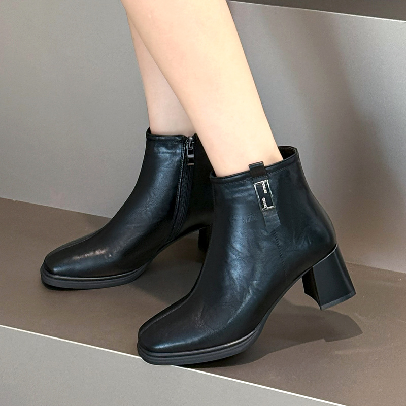 浦发2025年冬季新款方头短靴高跟