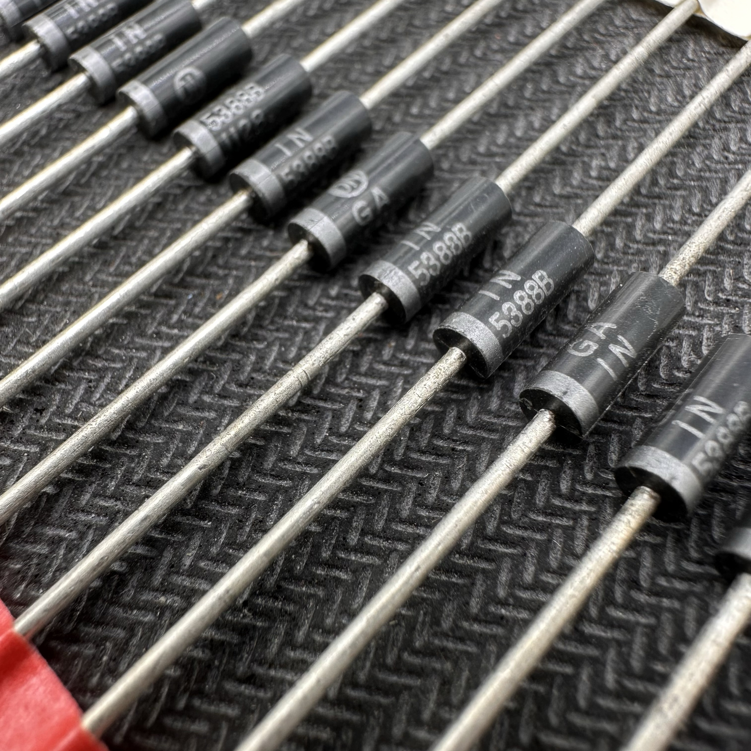 1N5388BRLG进口1N5388B原装ON稳压二极管200V  5W直插IN GA PK