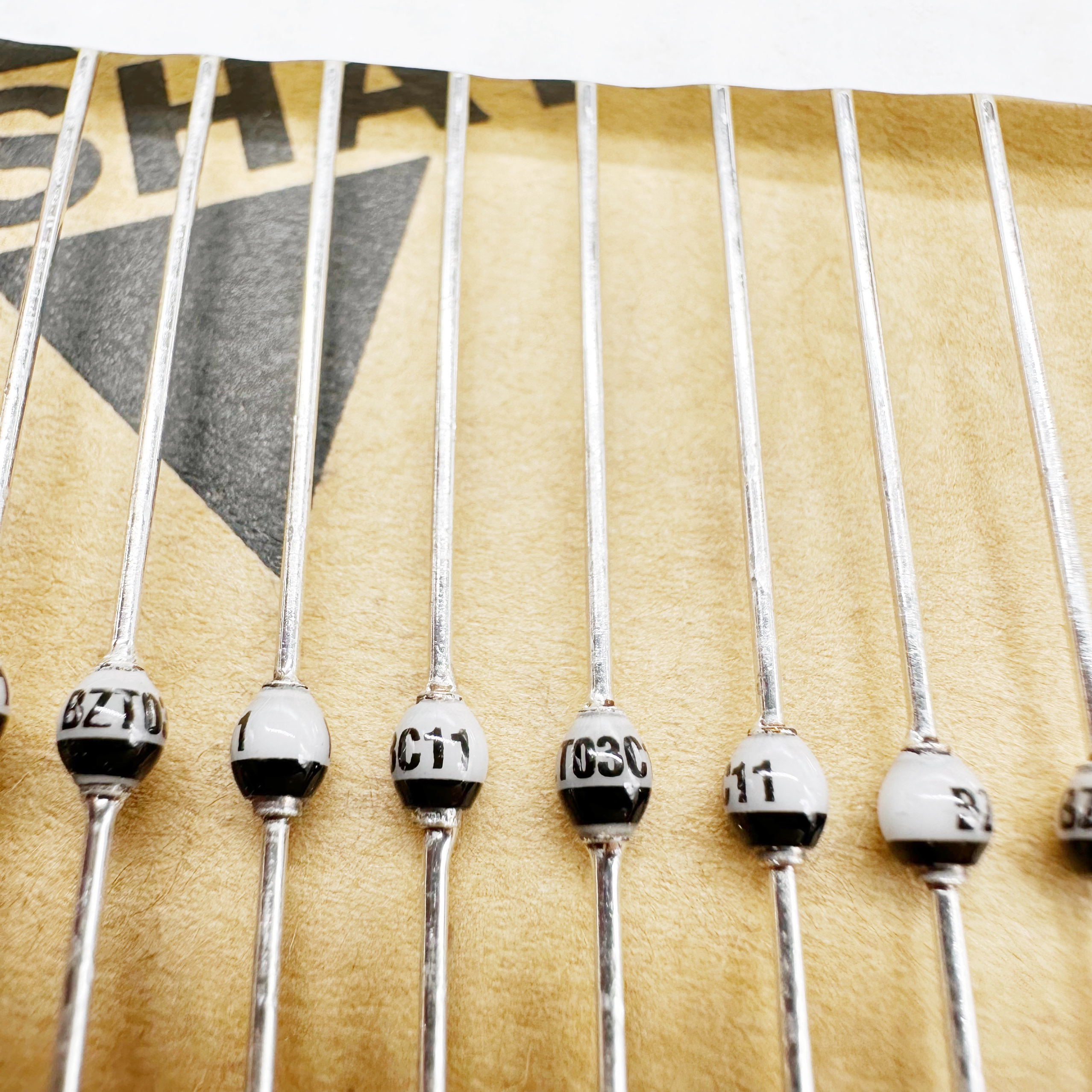 BZT03C11 -TAP封装SOD-57 圆珠3W 11V玻璃钝化稳压二极管原装进口