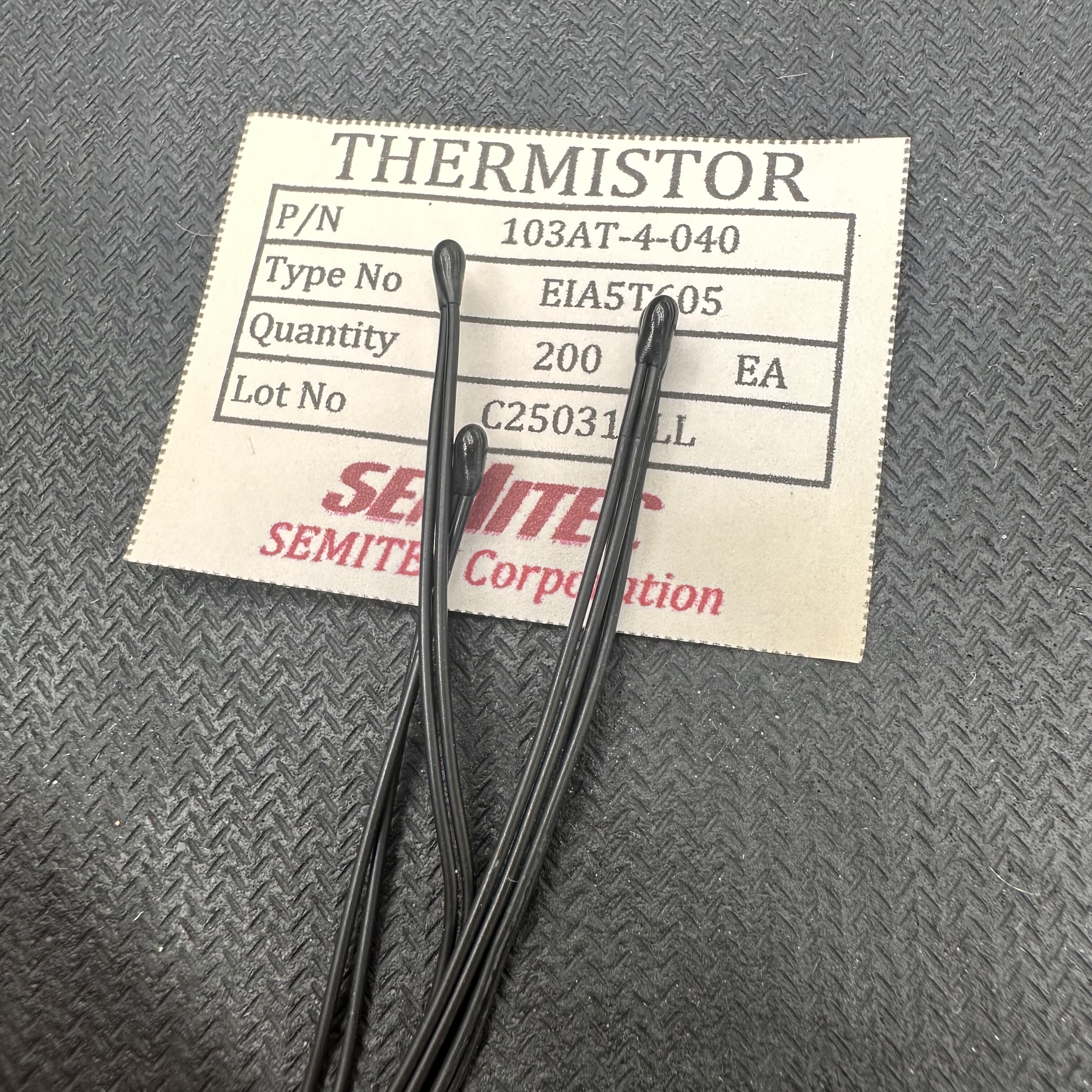 103AT-4-300进口NTC热敏电阻10K高精度1% 103 3435K黑色头30CM