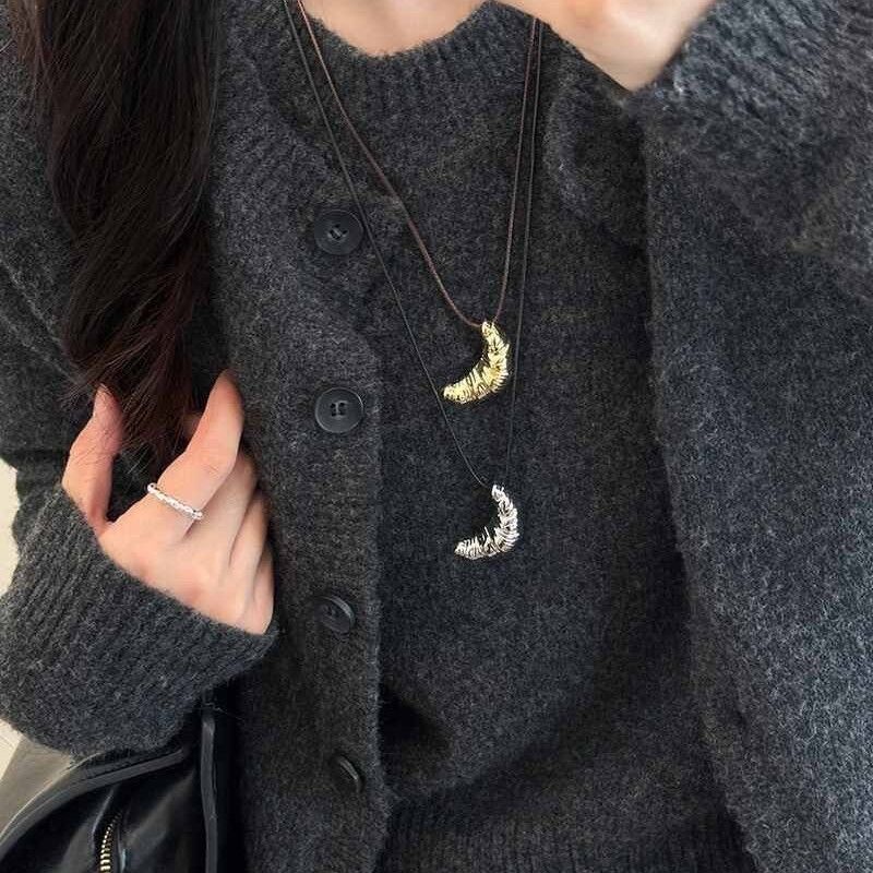 牛角包黑色皮绳项链毛衣链锁骨链