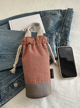 杯套手提小拎包手工布艺通用新款棉麻怀旧格子抽口水桶水杯袋女生