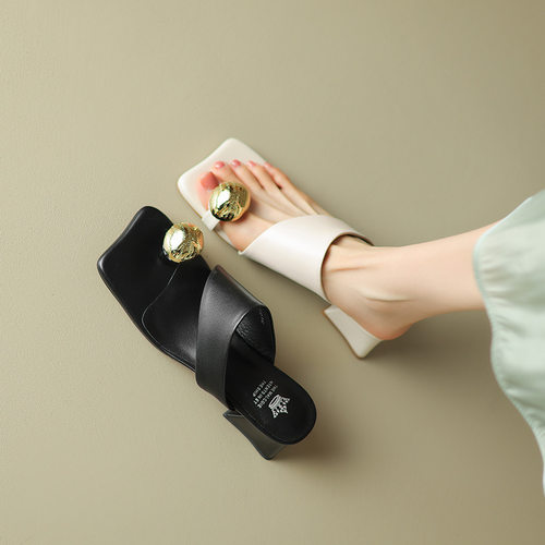 时尚方头金属装饰套趾一字拖外穿粗跟小众气质凉拖鞋夏百搭高跟鞋