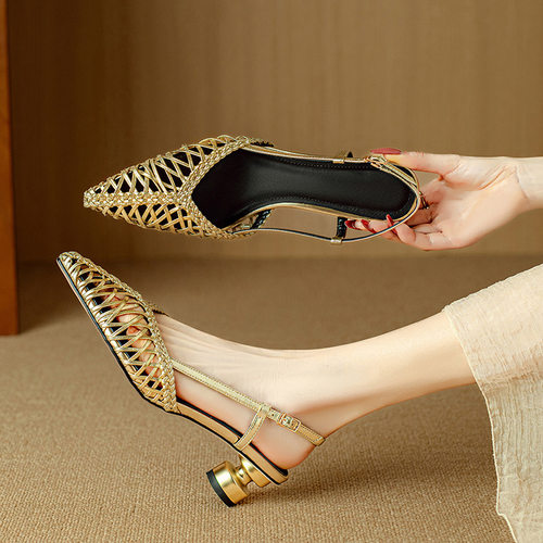 法式金色粗跟编织镂空包头凉鞋女夏新款尖头中跟后空一字扣罗马鞋