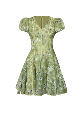 法式绿色复古v领连衣裙女夏高级感小众设计感收腰显瘦裙子小个子