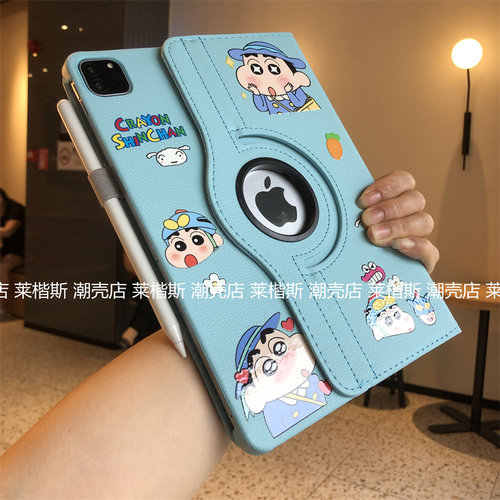 卡通浮雕diy蜡笔小新360度旋转支架适用iPad11代保护套10代10.2寸9.7Pro11苹果Air765防摔A2602平板壳A16皮套