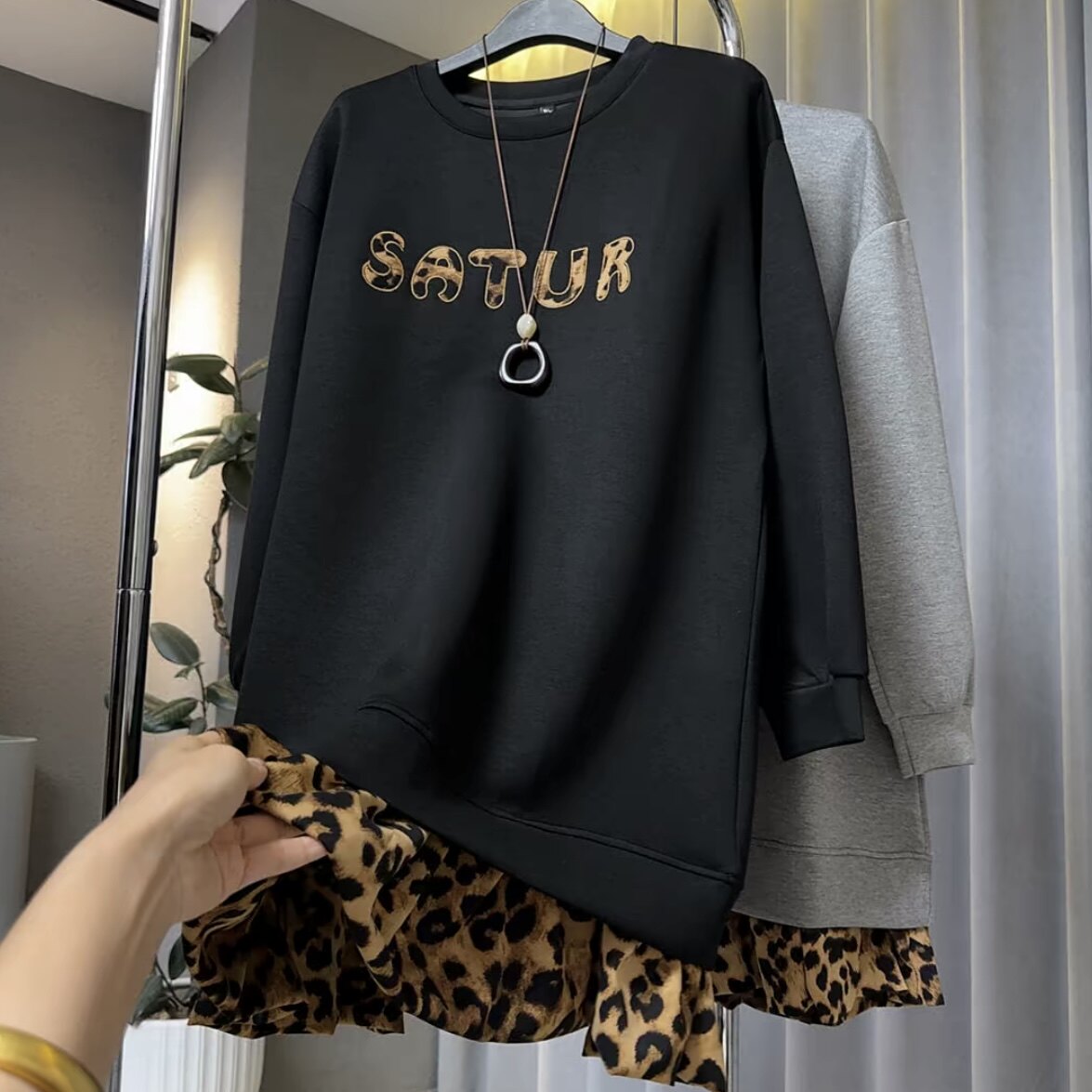 大码女装刺绣字母豹纹拼接假两件卫衣裙胖mm秋季宽松显瘦连衣裙女