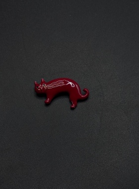 喜庆红色卡通弯腰猫咪造型可爱别针胸针P11953