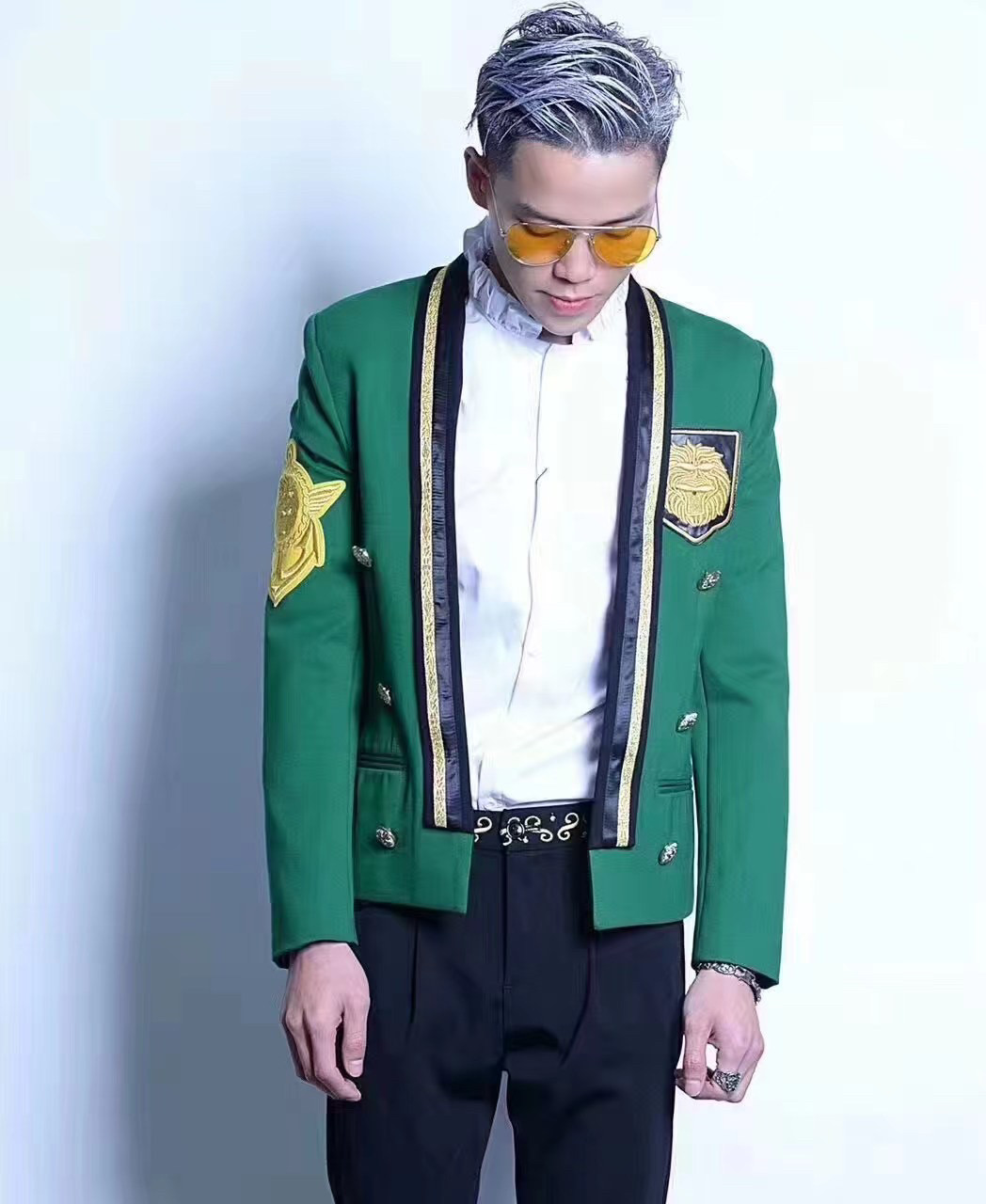 青年小众个性刺绣西服外套时尚绿色西装男修身演出服男模发型师潮