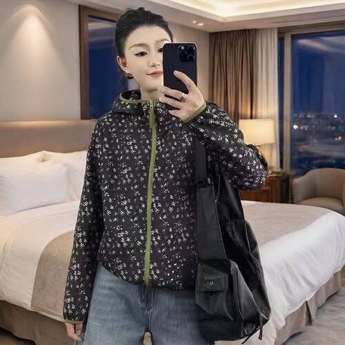 直播爆款2026春季新款休闲时尚妈妈装百搭减龄碎花连帽防晒外套