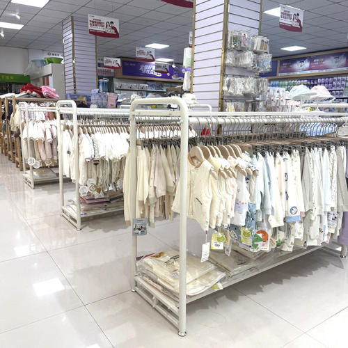 奶油风服装店落地中岛侧挂双排
