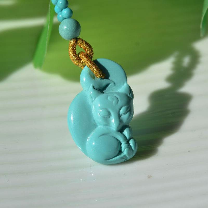 천연 원시 미네랄 하이 도자기 패턴리스 하늘색 청록색 작은 여우 펜던트와 비드 체인 신선하고 작고 귀여운 여성 모델