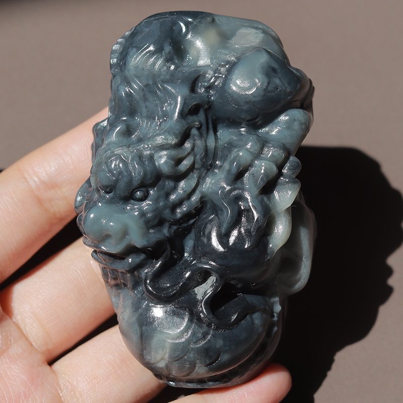 方言和田玉精品新疆名品墨玉锅碳灰龙行天下苏工巧雕籽料手把件o
