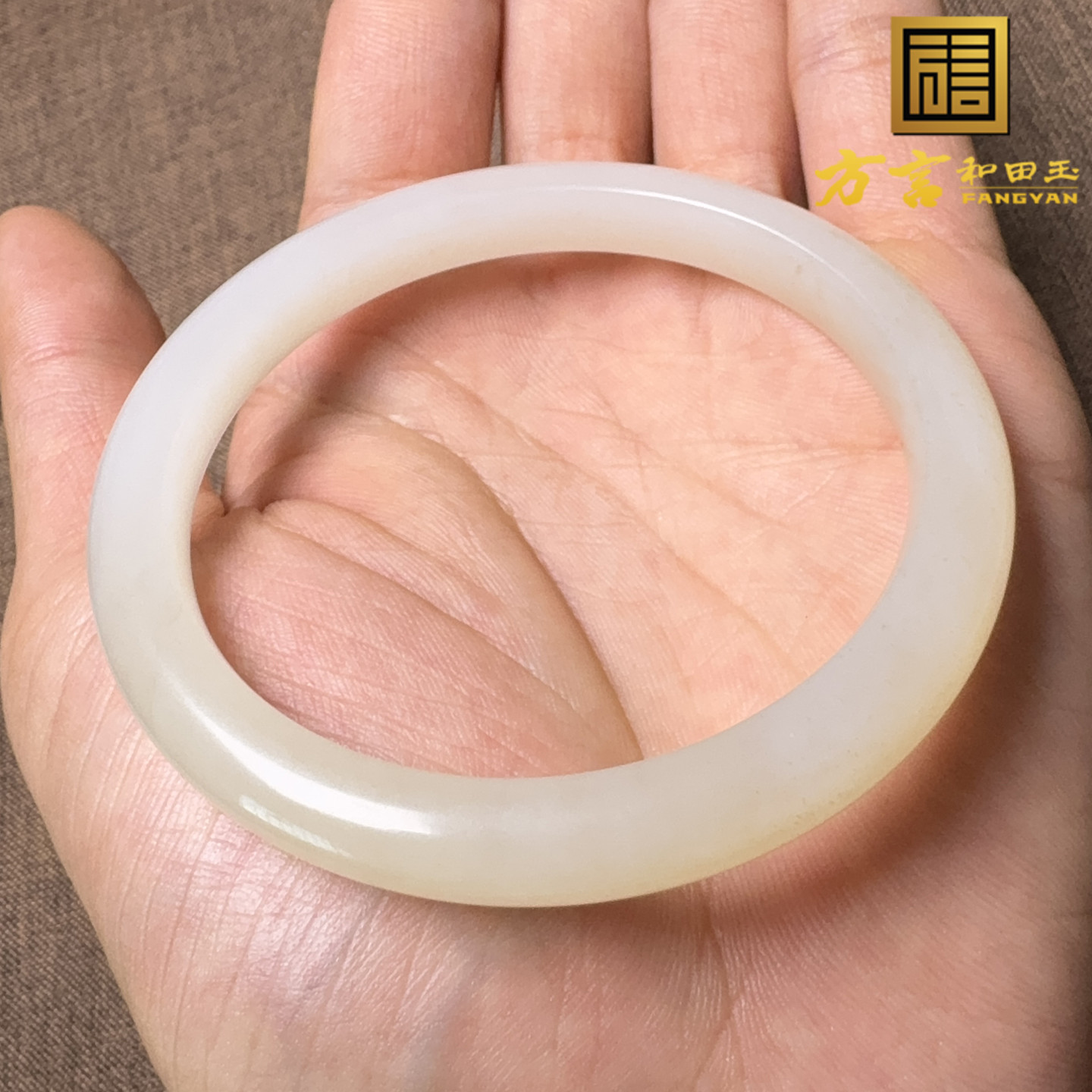 惊呆了方言和田玉精品佩戴级新疆细腻油润且末糖白玉卡57mm手镯X5