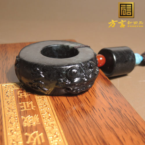 亏麻了方言和田玉精品新疆漆黑如墨白玉底墨玉籽料精雕扳指挂件A1