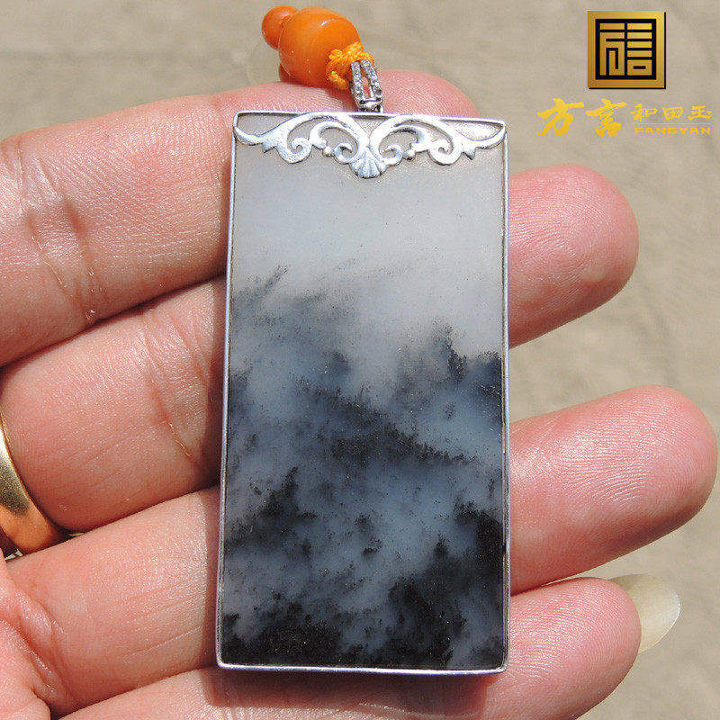 方言和田玉无结构羊脂玉底好意境青花墨玉籽料18K白金镶玉牌吊坠F
