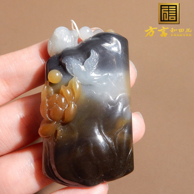 新疆和田玉青花大漠楼兰三色吊坠