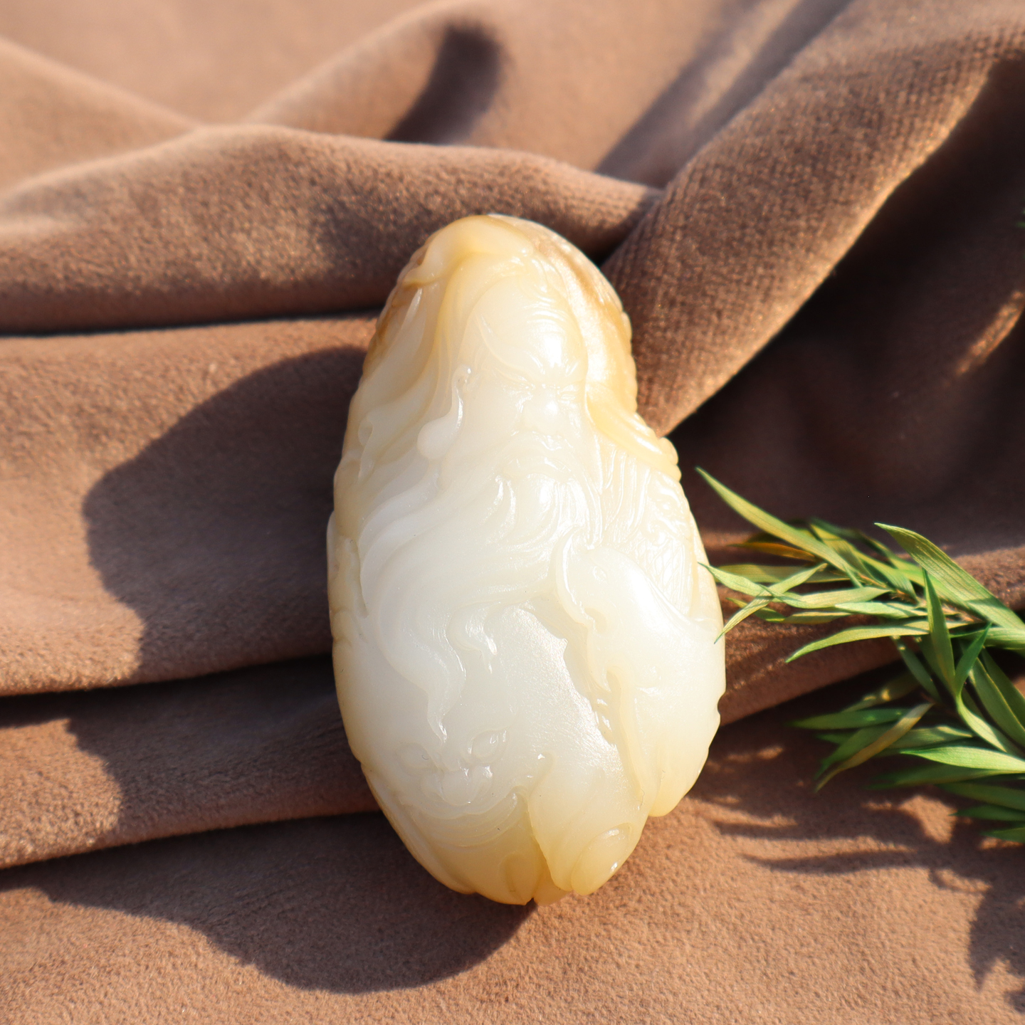 新疆且末油润咖啡糖白玉关公吊坠