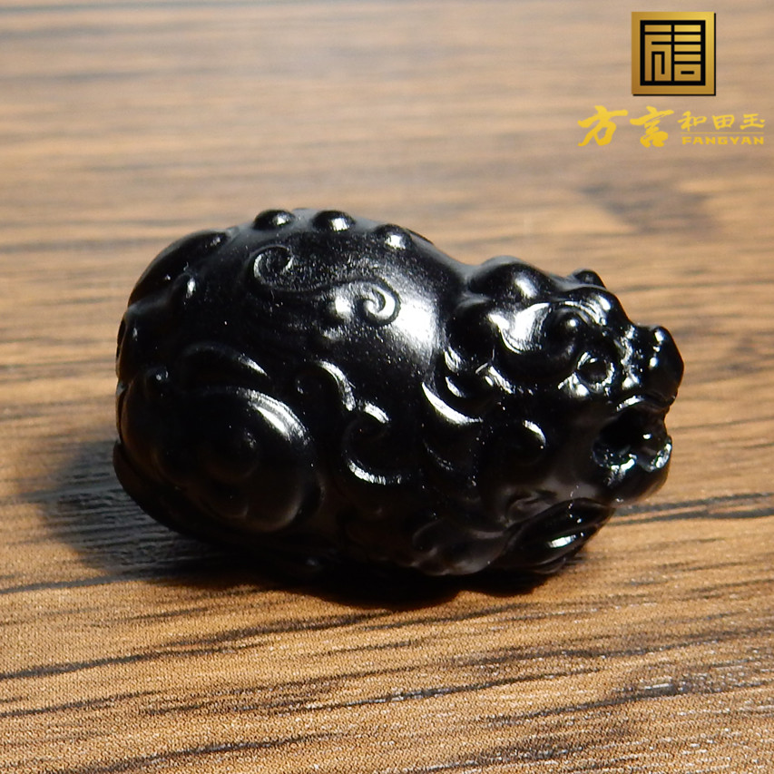 新疆漆黑如墨墨玉籽料貔貅