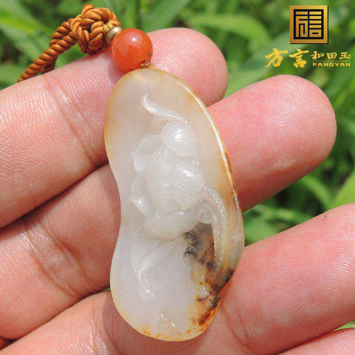 方言精品大漏仵楚英枣红洒金皮羊脂玉巧雕籽料牌子富贵牡丹吊坠F