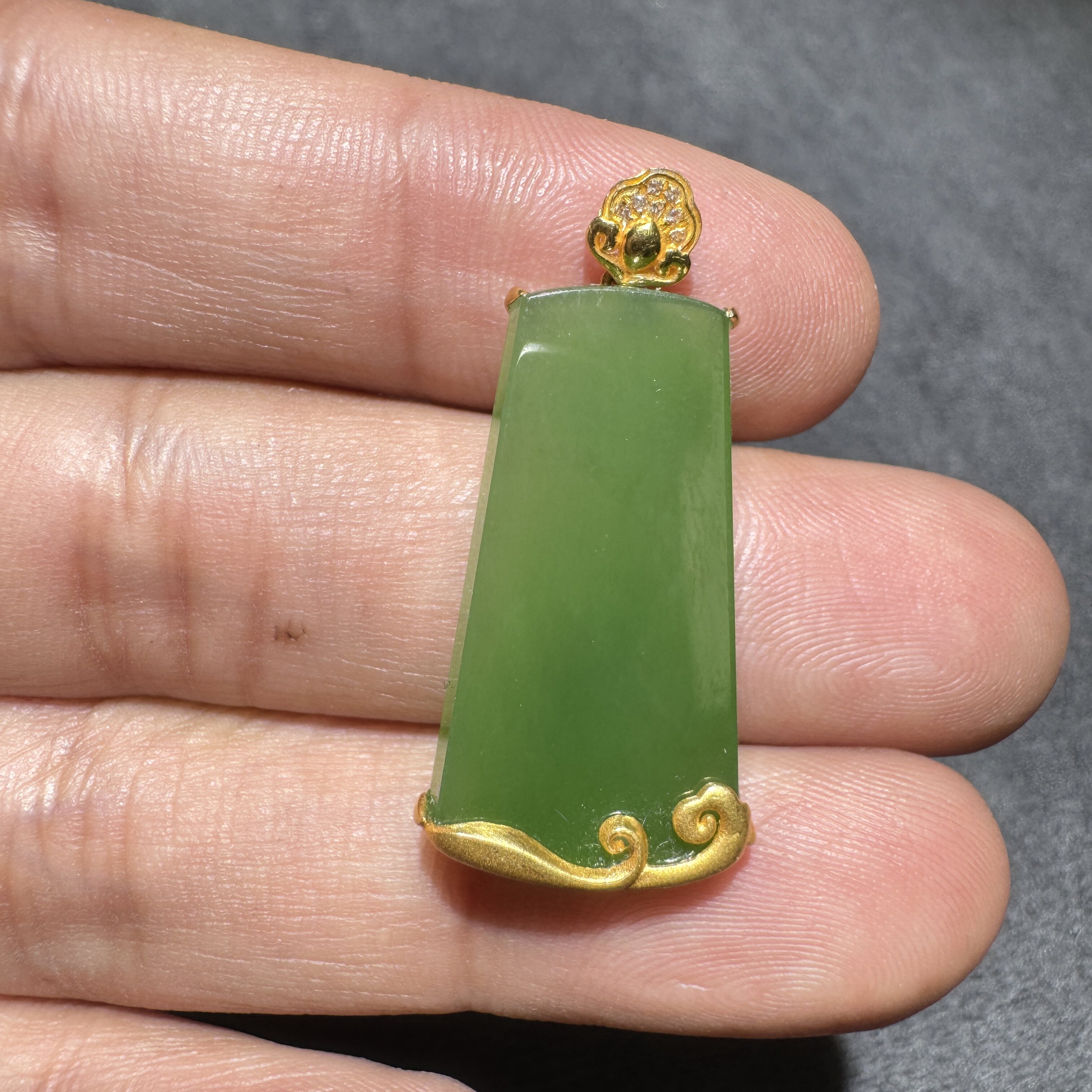 收藏级方言和田玉老坑俄料辣菠菜绿碧玉无黑点镶嵌无事牌吊坠S