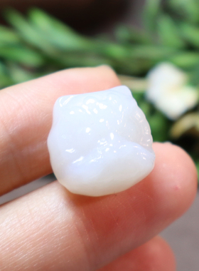 新疆油糯且末糖白玉瑞兽醒狮吊坠