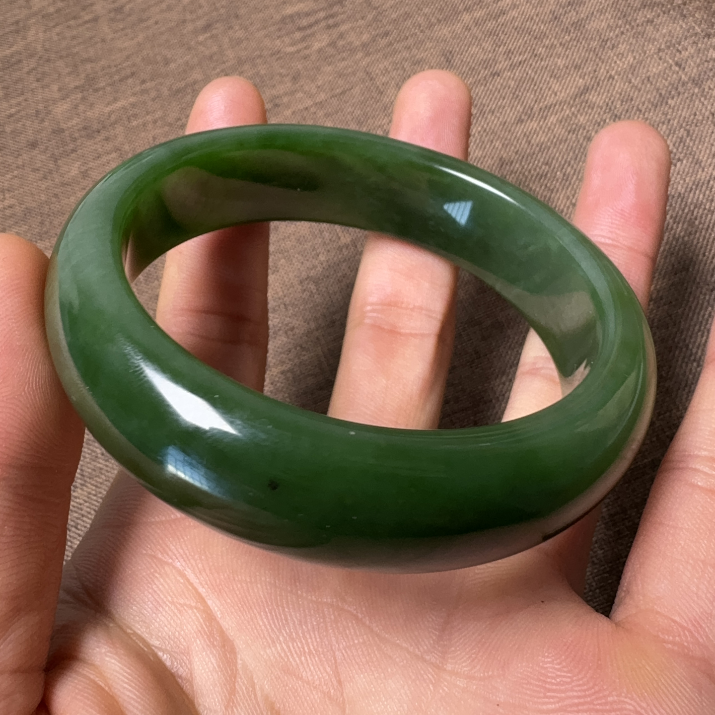 惊呆了方言和田玉精品佩戴级俄料细腻油润碧玉菠菜绿卡58mm手镯X5