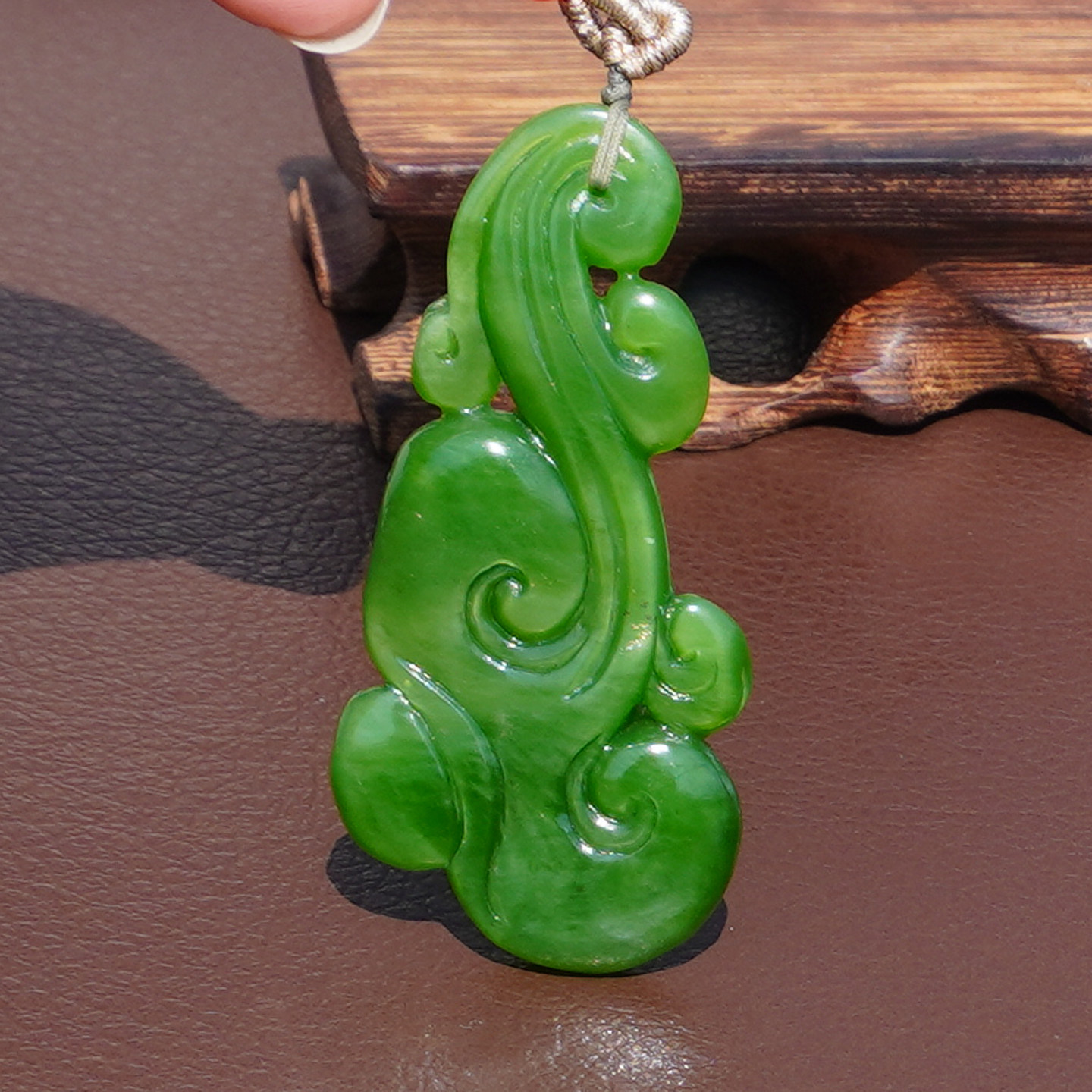 方言和田玉收藏标本俄料冰底无黑点辣阳绿碧玉通体猫眼如意吊坠A6