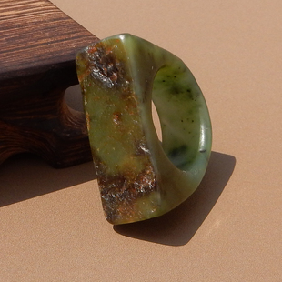 震惊方言和田玉新疆和田籽料黄沁皮果绿碧玉20mm豪华扳指戒指A6