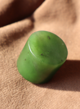 俄罗斯菠菜绿碧玉戒芯小印章把件