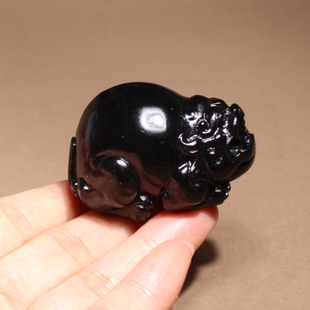 震惊了方言和田玉收藏级新疆墨玉籽料漆黑如墨瑞兽貔貅吊坠手把A0