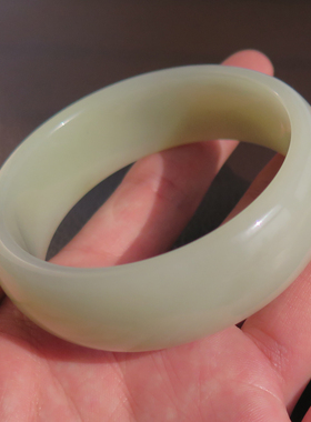 靓眼方言和田玉精品新疆且末料青白玉高油润内径59mm宽版手镯子X5