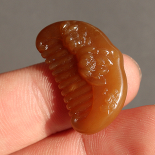 惊呆方言和田玉新疆高油糯且末料红糖玉俏雕一顺百顺梳子小挂件A8