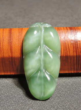 方言精品和田玉俄罗斯老坑料油润细腻猫眼阳绿色碧玉树叶玉吊坠h2