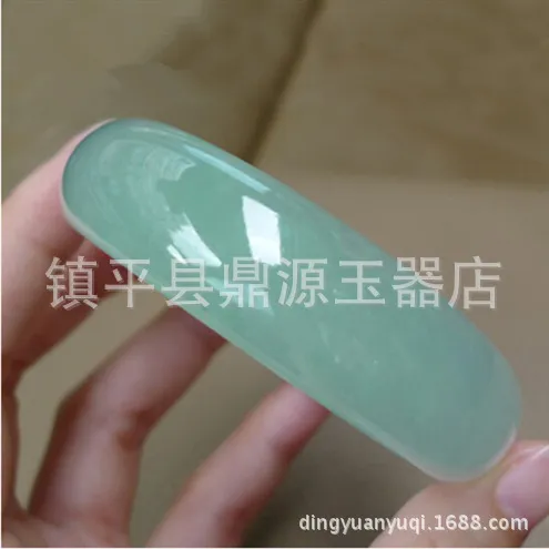 翡翠色冰种浅绿色玉手镯 润透石英岩质玉女士玉石玉镯子礼品