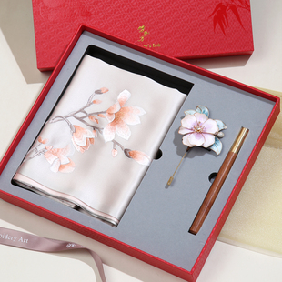 成都蜀绣手工刺绣桑蚕丝围巾绒花胸针套装礼盒送妈妈婆婆会议礼品