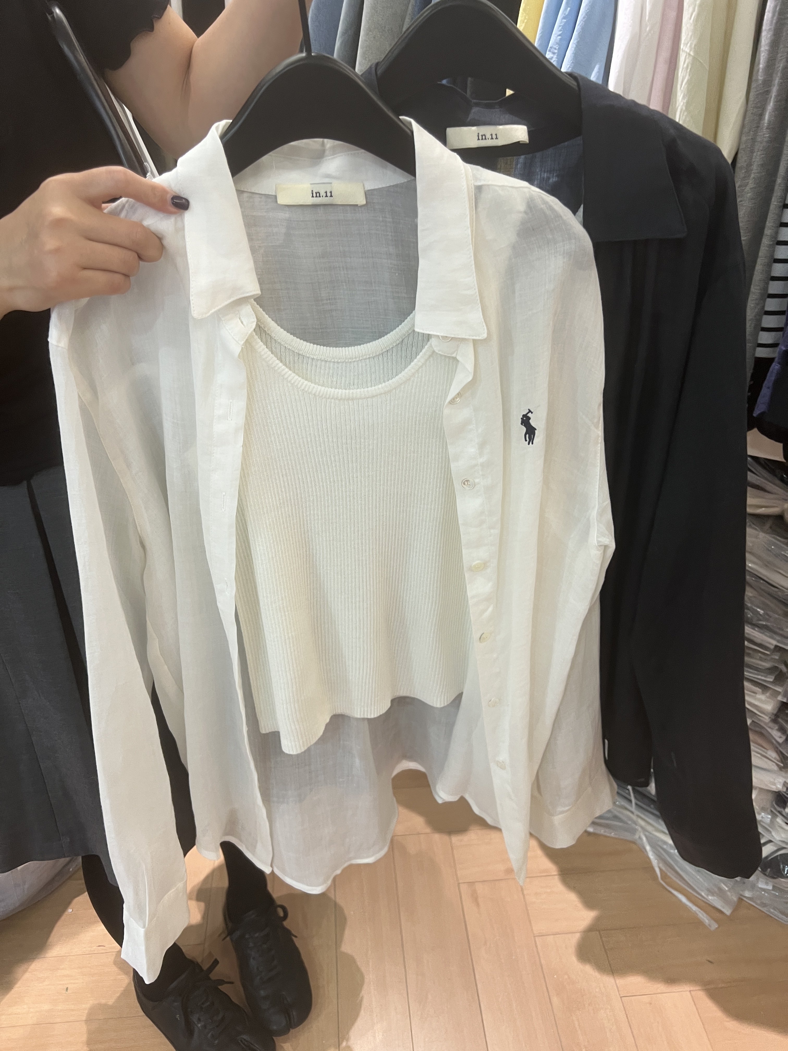 in.112026春夏新款刺绣翻领衬衫女吊带背心慵懒风叠穿上衣两件套