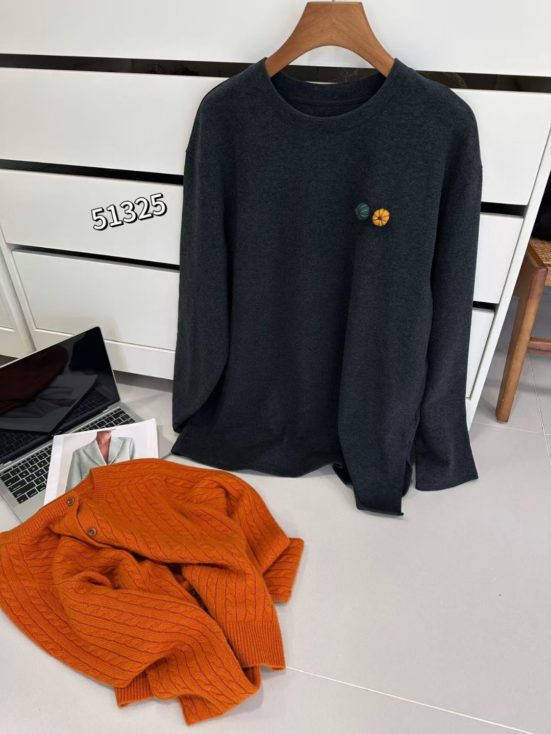 ONE51325圆领南瓜设计感长绒棉加绒黑灰色长袖T恤打底衫宽松女冬